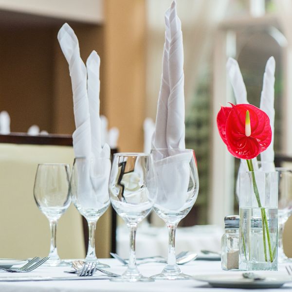 Restaurant table setting 600x600 Restaurant table setting