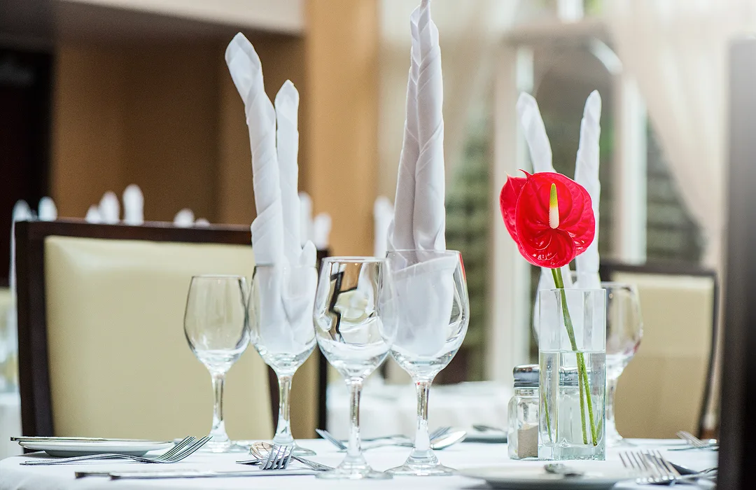 A perfectly laid table at the Arden Hotel Restaurant, complete with a bright flower. 